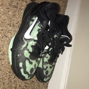 Kobe 7 poison dart frog size 6y or 7.5 women’s